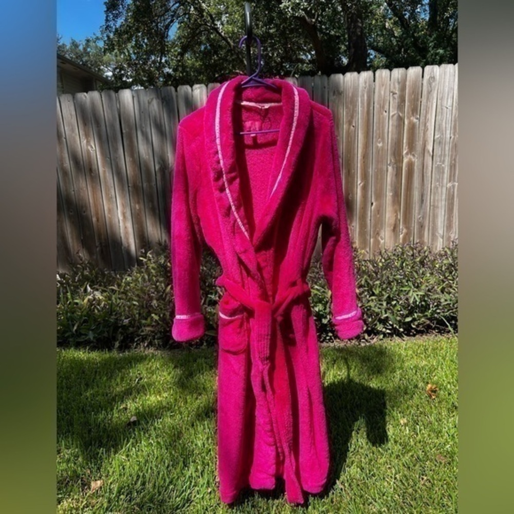 Vintage y2K ▶️ Victoria’s Secret ◀️ Pink Plush Robe with tie waist. Fleece